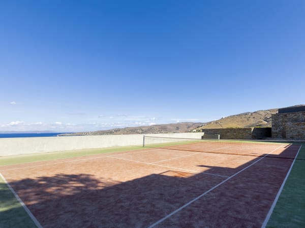 The sea-view tennis court (don't take your eye off the ball!) can also be set up for basketball.